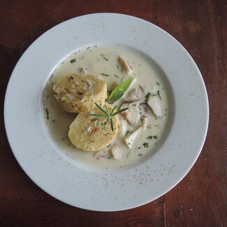 Steinpilzsoße mit Serviettenknödel | © Landhaus Aigner / Anita Schlögl