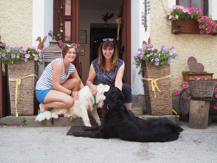 Frau Schenner mit zwei Hunde | © Urlaub am Bauernhof Niederösterreich / Elena Paschinger / www.creativelena.com