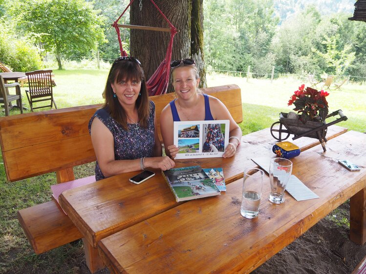 Frau Schenner und Elena sitzen auf einer Bank unter einem Baum | © Urlaub am Bauernhof Niederösterreich / Elena Paschinger / www.creativelena.com