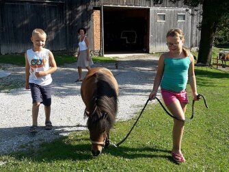 Martin und Julia führen das Pony aus | © Elisabeth Glatzenberger