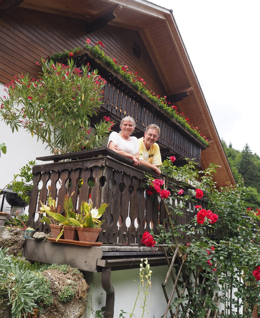 Familie Fallmann schaut vom Balkon | © Urlaub am Bauernhof Niederösterreich / Elena Paschinger / www.creativelena.com