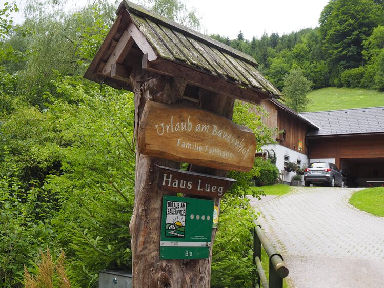 Schilder vom Betrieb Biohof Lueg | © Urlaub am Bauernhof Niederösterreich / Elena Paschinger / www.creativelena.com