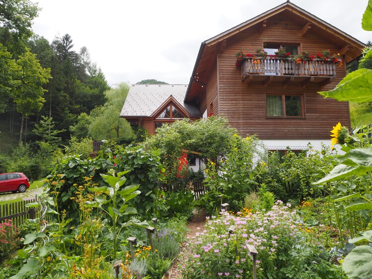 Garten mit Beschilderung und Haus im Hintergrund | © Urlaub am Bauernhof Niederösterreich / Elena Paschinger / www.creativelena.com