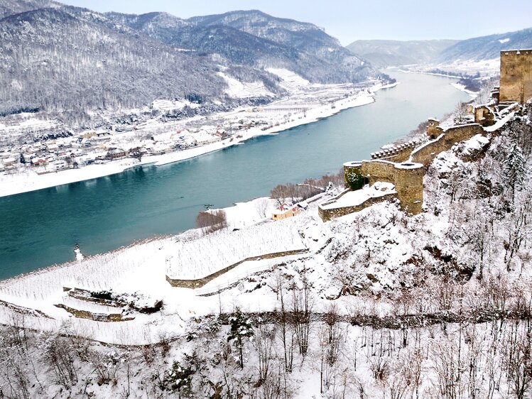 Blick auf Ruine Hinterhaus bei Spitz im Winterkleid | © Donau Niederösterreich / www.extremfotos.com