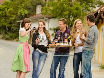 Vier Leute verkosten Wein in der Kellergasse | © Niederösterreich Werbung / Rita Newman