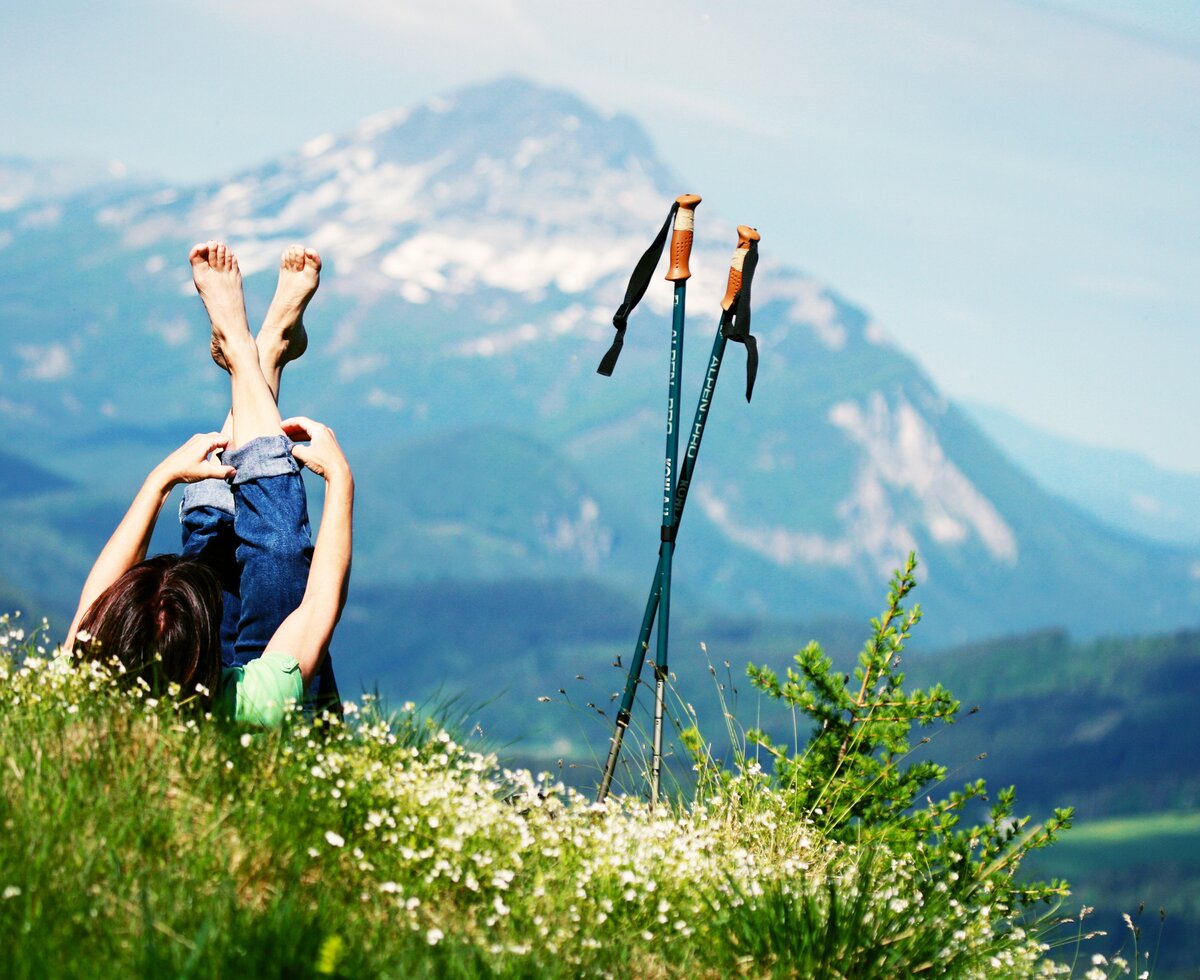 Frau liegt in Wiese mit Blick auf den Ötscher | © Mostviertel Tourismus / weinfranz.at