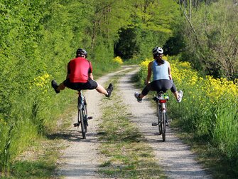 Zwei Radfahrer entlang des Traisentalradwegs | © Mostviertel Tourismus / weinfranz.at