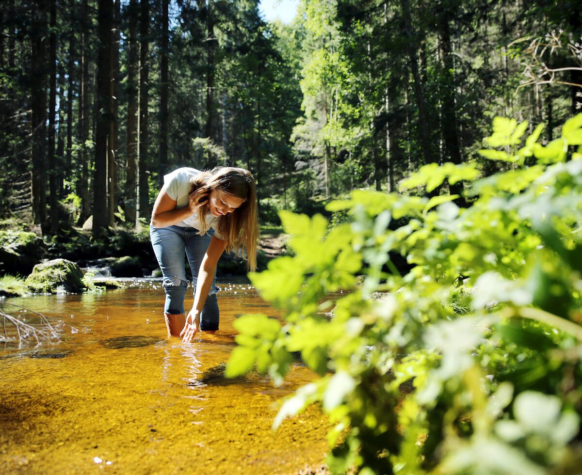 Frau steht im Wasser | © Waldviertel Tourismus / weinfranz.at