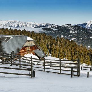 verschneite Winterlandschaft mit Almhütte in den Wiener Alpen | © Niederösterreich Werbung / Michael Liebert