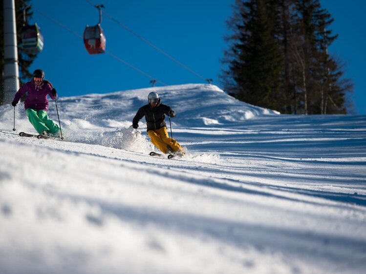 Skifahrer auf Piste neben Gondeln am Semmering in den Wiener Alpen | © Wiener Alpen / Claudia Ziegler