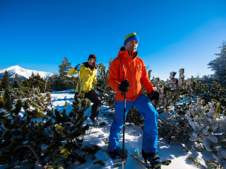 Paar beim Schneeschuhwandern in den Wiener Alpen | © Wiener Alpen / Claudia Ziegler