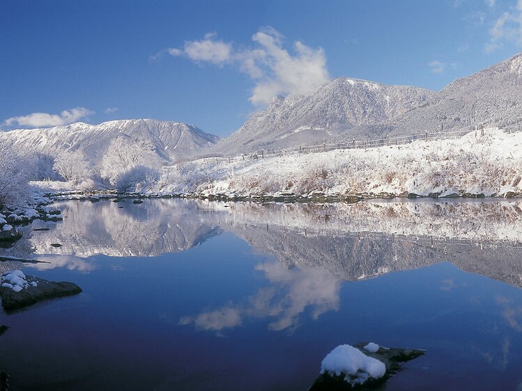 Winterlandschaft mit Fluss und Rax im Hintergrund | © Wiener Alpen / Franz Zwickl