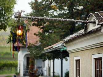 Zeichen für geöffneter Heuriger | © Urlaub am Winzerhof / weinfranz.at