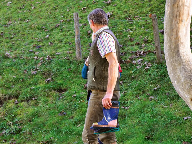 Bauer Pepi erklärt, was beim Gummistiefel-Golf zu tun ist. | © Urlaub am Bauernhof Oberösterreich / Harald Puchegger