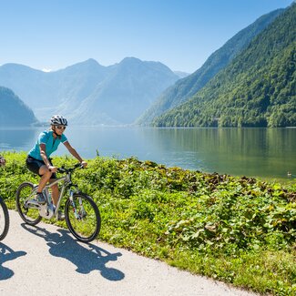 Paar fährt mit den E-Bikes entlang des Hallstättersees im Salzkammergut | © Oberösterreich Tourismus GmbH / Ralf Hochhauser