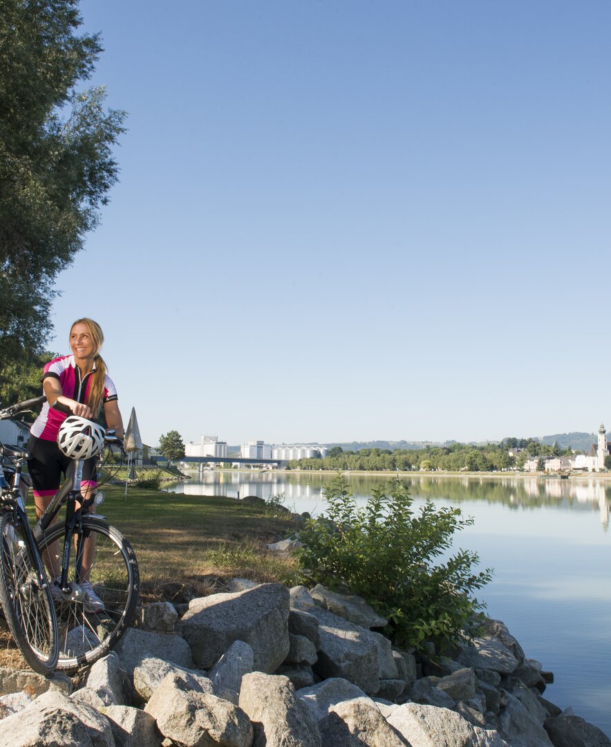 Paar am Fahrrad macht Pause an der Donau am Donauradweg Oberösterreich | © Oberösterreich Tourismus GmbH / Hermann Erber