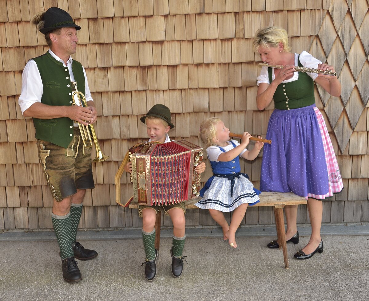 Familie musiziert zusammen mit Kindern in traditioneller Tracht | © Urlaub am Bauernhof Oberösterreich / Ralph Fischbacher