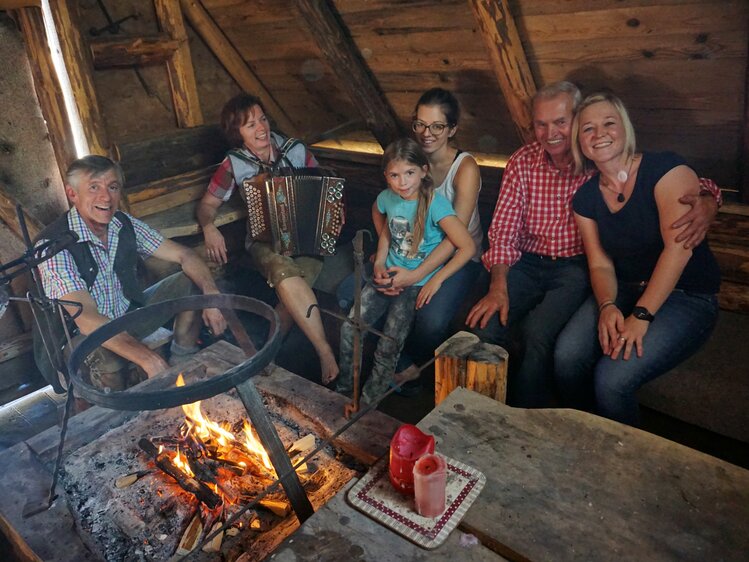 Familie sitzt in der Hütte beisammen und macht Musik | © Urlaub am Bauernhof Oberösterreich / Harald Puchegger