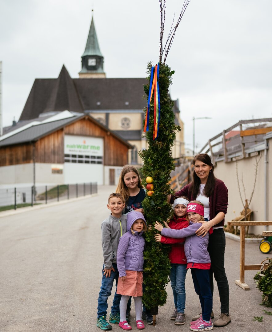 Baeuerin und Kinder stehen rund um großen Palmbuschen | © Urlaub am Bauernhof Oberösterreich / Daniel Gollner