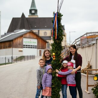 Baeuerin und Kinder stehen rund um großen Palmbuschen | © Urlaub am Bauernhof Oberösterreich / Daniel Gollner