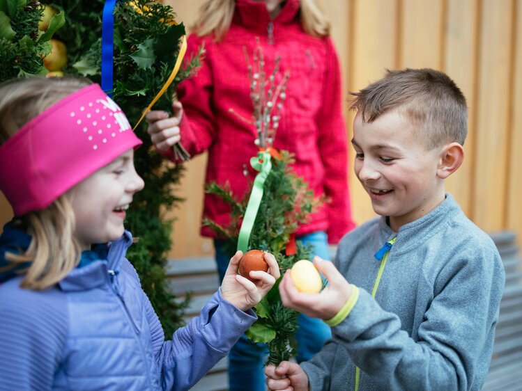 Kinder schauen sich Ostereier an | © Urlaub am Bauernhof Oberösterreich / Daniel Gollner