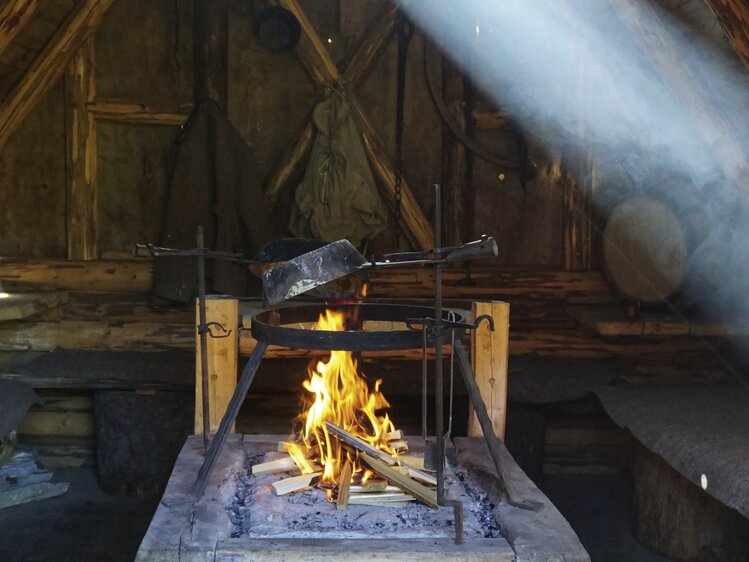 Offene Feuerstelle in einer traditionellen Lafthütte aus Holz | © Urlaub am Bauernhof Oberösterreich / Harald Puchegger