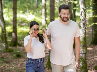 Frau geht mit einem Spiegel durch den Wald | © Urlaub am Bauernhof Oberösterreich / puremotions photography