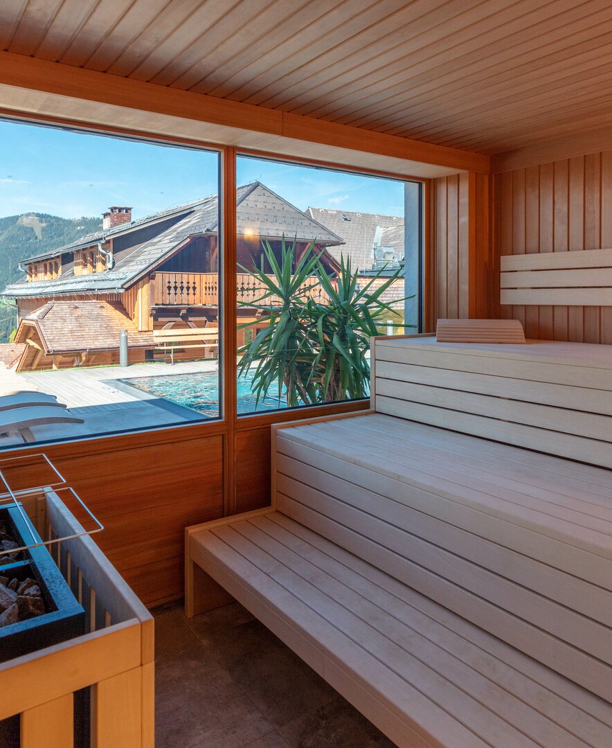 Panoramasauna mit Aussicht auf die Berge im Almresort Baumschlagerberg in Vorderstoder | © Urlaub am Bauernhof Oberösterreich / Nikolaus Berger