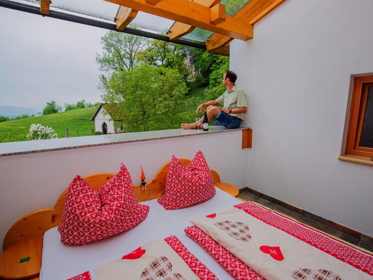 Sternhimmelbett für zwei auf der Terrasse am Biohof Brückler in Laussa | © Urlaub am Bauernhof Oberösterreich / Monika und Georg Brandner