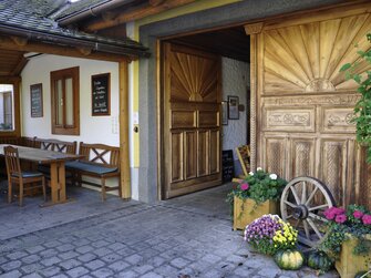 Offenes Hoftor am Radlerbauernhof Moser in Mitterkirchen | © Urlaub am Bauernhof Oberösterreich / Harald Puchegger