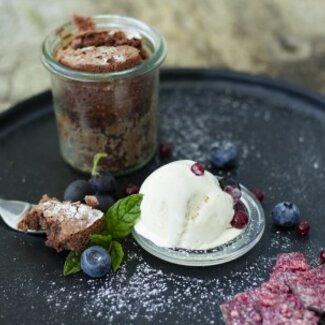 Schokokuchen im Glas auf Teller präsentiert | © Urlaub am Bauernhof Oberösterreich / Tobias Schneider-Lenz