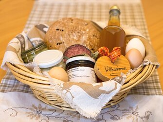 Frühstückskorb mit frischem Gebäck, selbstgemachten und regionalen Produkten | © Urlaub am Bauernhof Oberösterreich / Tamara Breitenbaumer