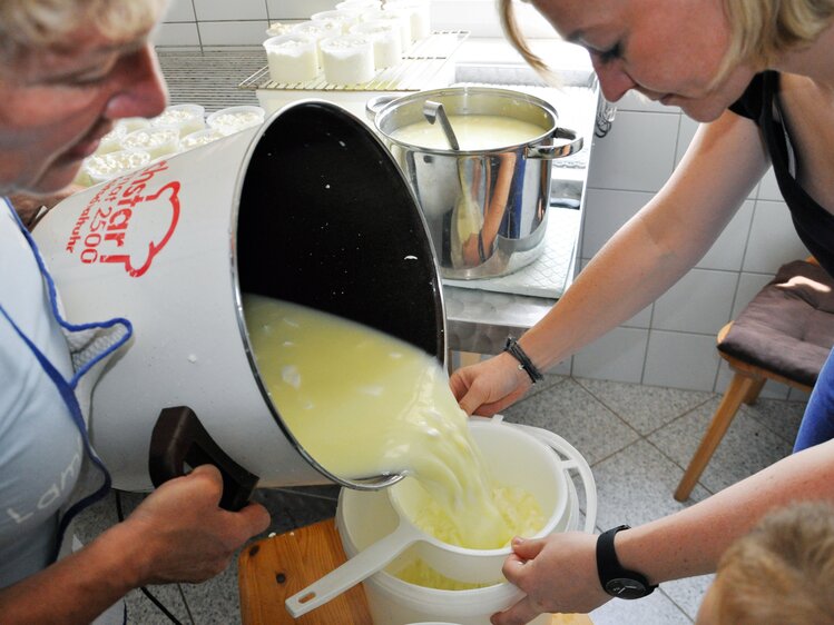 Restliche Molke abgießen | © Urlaub am Bauernhof Oberösterreich / Harald Puchegger