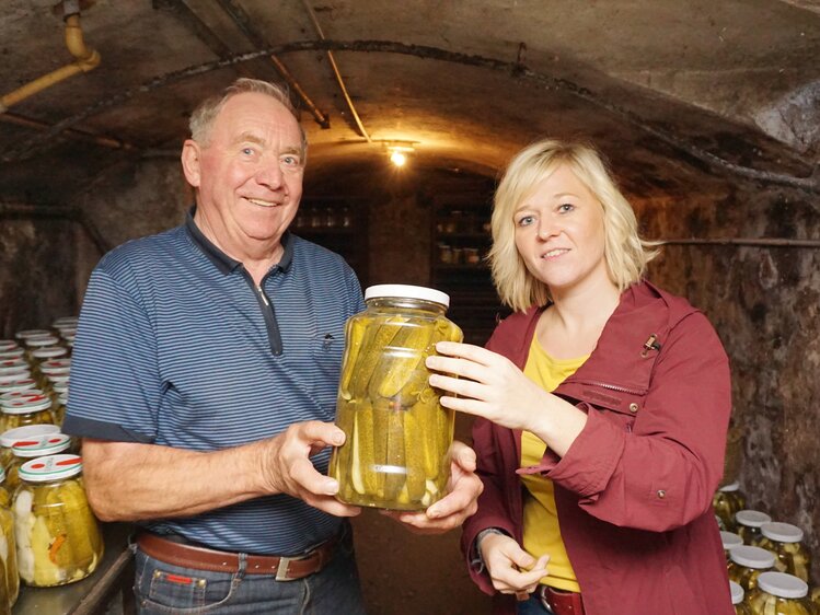 Opa August mit einem Glas eingelegten Gurken | © Urlaub am Bauernhof Oberösterreich / Harald Puchegger