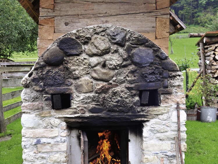 Das traditionelle Dörrhäusl zum Obst dörren ist mit Holz eingeheizt. | © Urlaub am Bauernhof Oberösterreich / Harald Puchegger