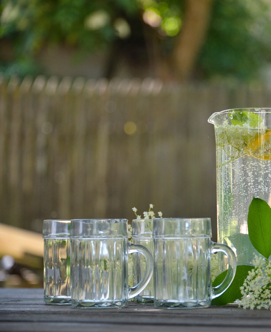 Selbstgemachter Holundersirup steht mit mehreren Gläsern auf dem Tisch | © Urlaub am Bauernhof Oberösterreich / Ralph Fischbacher