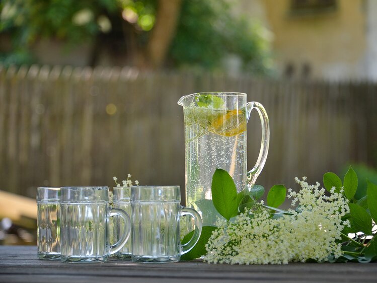 Selbstgemachter Holundersirup steht mit mehreren Gläsern auf dem Tisch | © Urlaub am Bauernhof Oberösterreich / Ralph Fischbacher