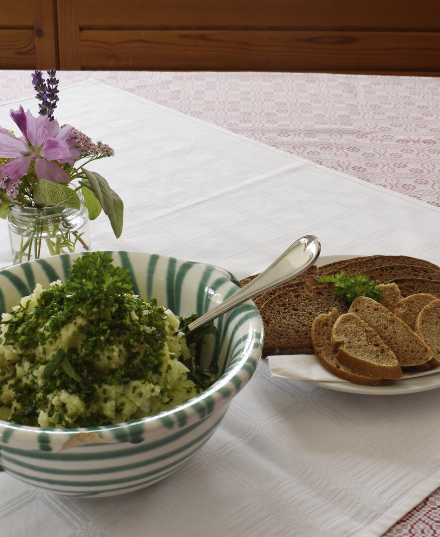 Mühlviertler Leinölerdäpfel angerichtet und mit Brot serviert | © Urlaub am Bauernhof Oberösterreich / Harald Puchegger