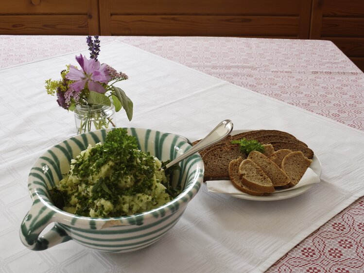 Mühlviertler Leinölerdäpfel angerichtet und mit Brot serviert | © Urlaub am Bauernhof Oberösterreich / Harald Puchegger