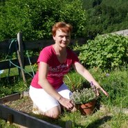 Bäuerin Cornelia Reitner im Garten | © Urlaub am Bauernhof Oberösterreich / Sandra Kraushofer