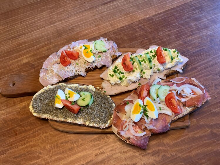 Belegte Brote mit Wurst und Käse | © Vögerl Alm / UaB Oberösterreich