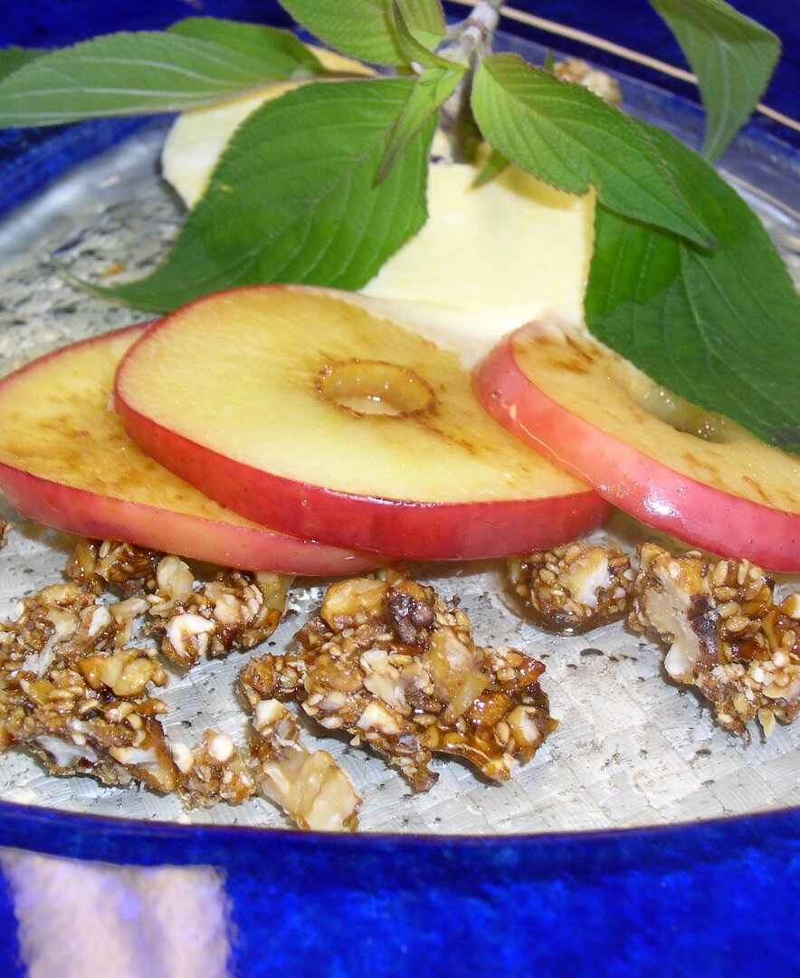 Apfelscheiben in Karamellsauce angerichtet mit Vanilleeis und Walnüssen | © Urlaub am Bauernhof Oberösterreich / Manuela Edlbauer