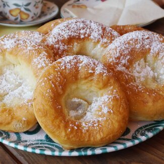 Frische Bauernkrapfen stehen auf dem Tisch. | © Urlaub am Bauernhof Österreich