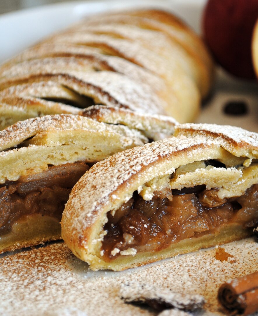 Stücke vom frisch gebackenen mürben Apfelstrudel liegen auf dem Teller. | © Urlaub am Bauernhof Oberösterreich / Manuela Edlbauer