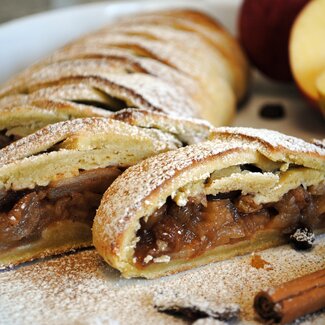 Stücke vom frisch gebackenen mürben Apfelstrudel liegen auf dem Teller. | © Urlaub am Bauernhof Oberösterreich / Manuela Edlbauer