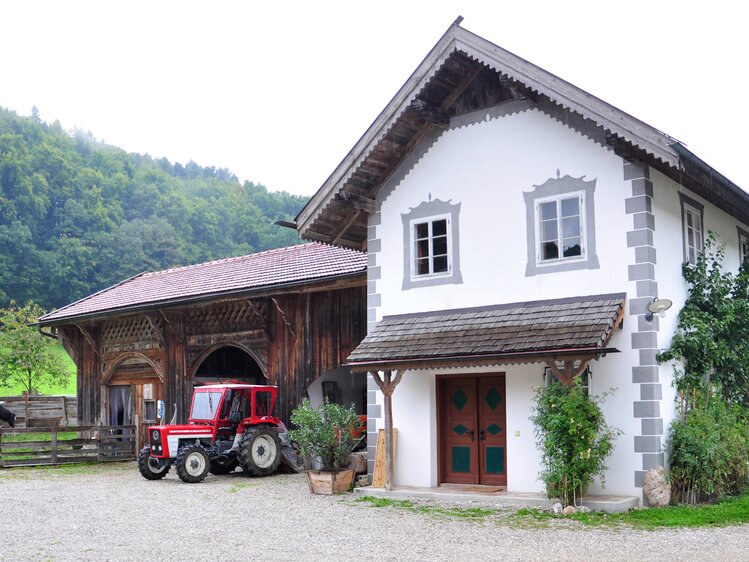 Traktor in der Garage am Kaspergut in Feldkirchen/Mattighofen, Innviertel-Hausruckwald | © Urlaub am Bauernhof Oberösterreich / Harald Puchegger