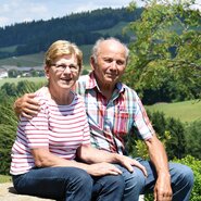 Altbäuerin und Altbauer am Biohof Schafflhof in Sarleinsbach, Mühlviertel | © Urlaub am Bauernhof Oberösterreich / Harald Puchegger