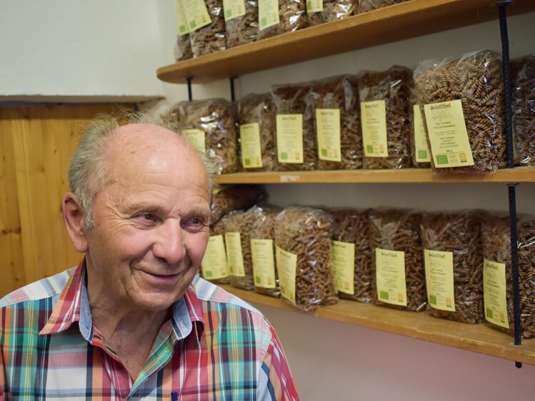 Altbauer Hans vom Biohof Schafflhof in seinem Hofladen | © Urlaub am Bauernhof Oberösterreich / Harald Puchegger