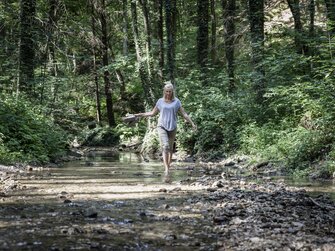 Frau kneippt im Waldbach, Mühlviertel | © Oberösterreich Tourismus GmbH / Robert Josipovic