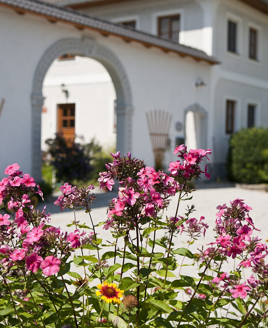 Blumenschmuck vor einem Mühlviertler Dreikanthof, dem Görlitzerhof in Niederwaldkirchen | © Urlaub am Bauernhof Oberösterreich / Karin Lohberger